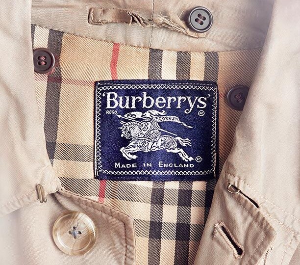 Burberrys — это фейк?! Почему на одних вещах написано Burberry, а на других Burberrys