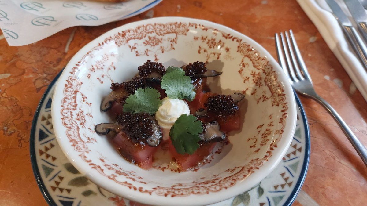 Тунец с грибной икрой и сметаной