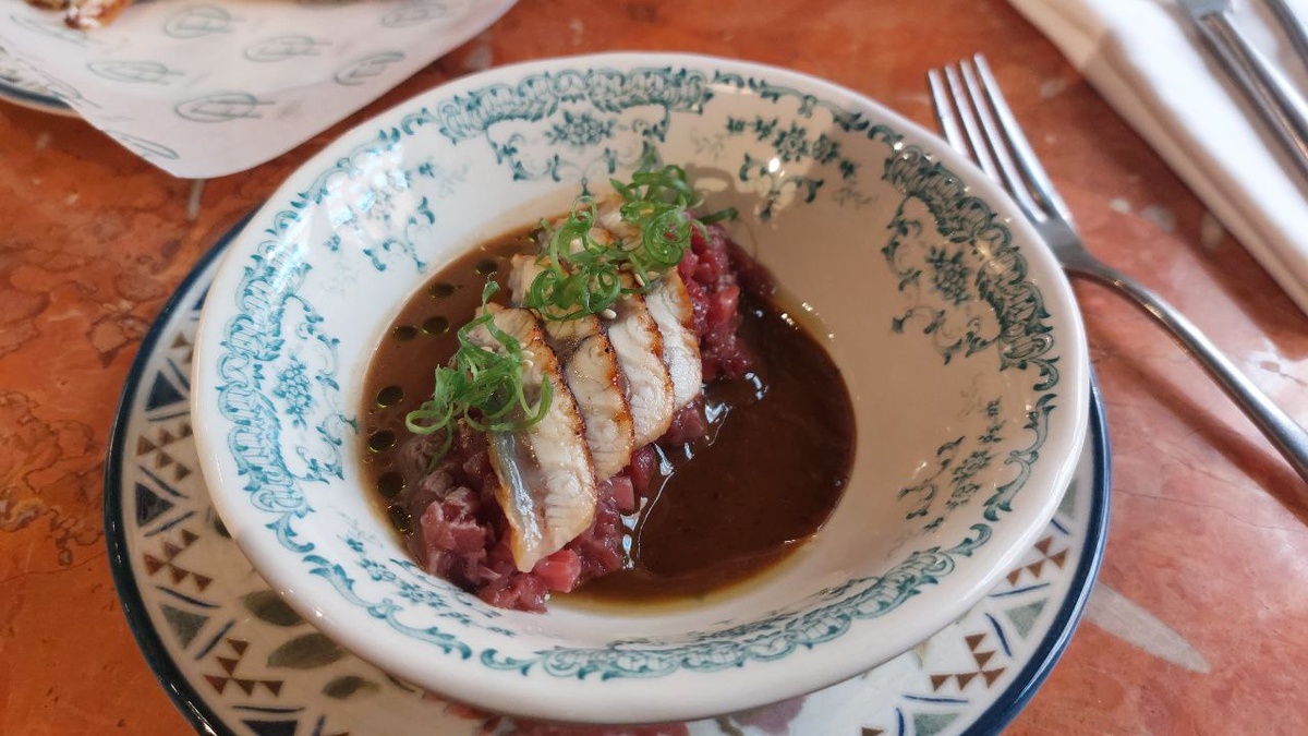 Тартар из говядины с угрем