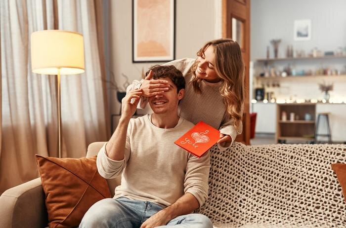 Что подарить на 14 февраля 2026: 15 идей без клише под любой бюджет. Фото © Shutterstock / FOTODOM / ORION PRODUCTION