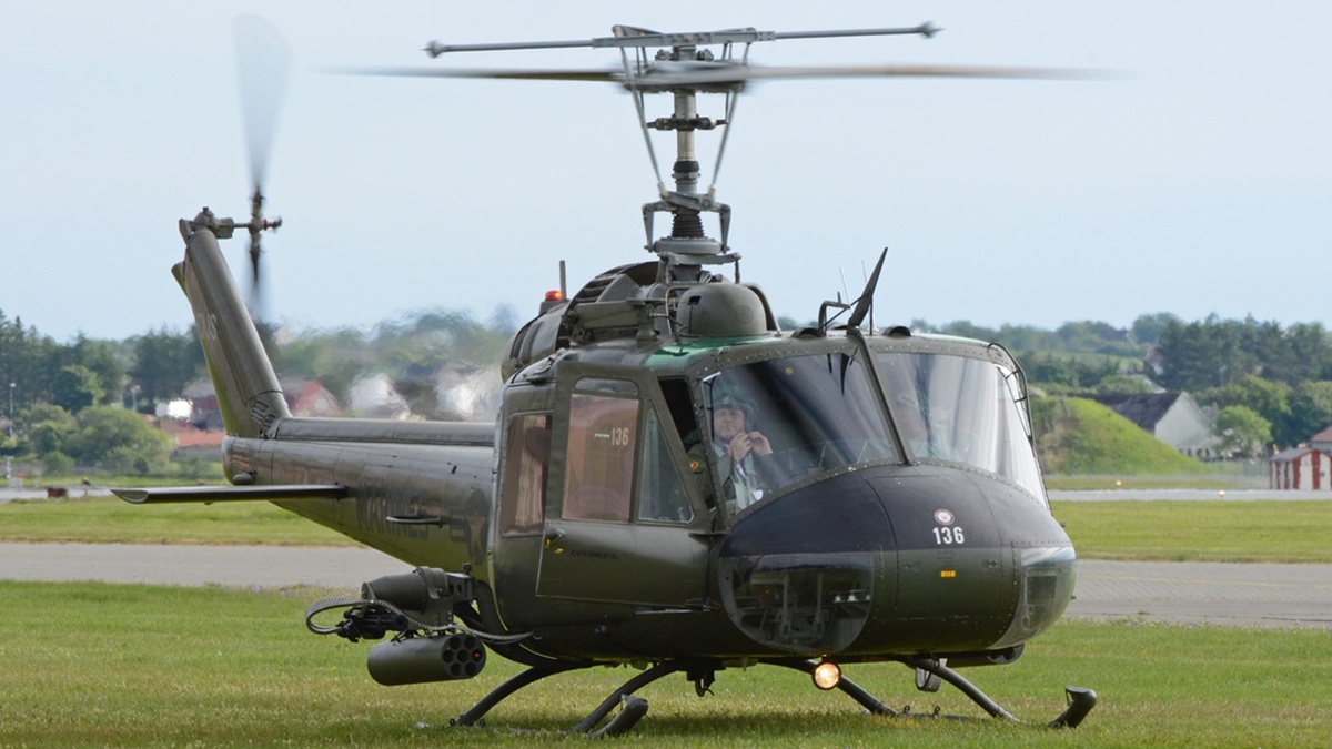 Bell UH-1 «Ирокез» – американский многоцелевой вертолёт на полозьях, также известный как «Хьюи».