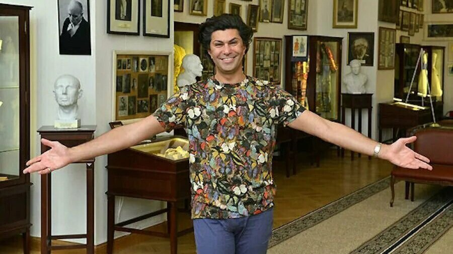 Музей вместо квартиры в Москве, так еще и с антикварной мебелью: Интерьер известного танцора Николая Цицкаридзе