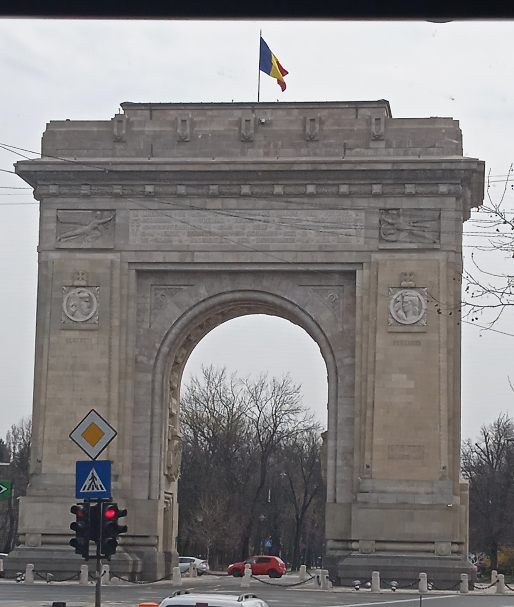 Триумфальная арка в Бухаресте (Arcul de Triumf) посвящена победе Румынии в Первой мировой войне  и объединению румынских земель в 1918 году — так называемой Великой унии (Marea Unire).