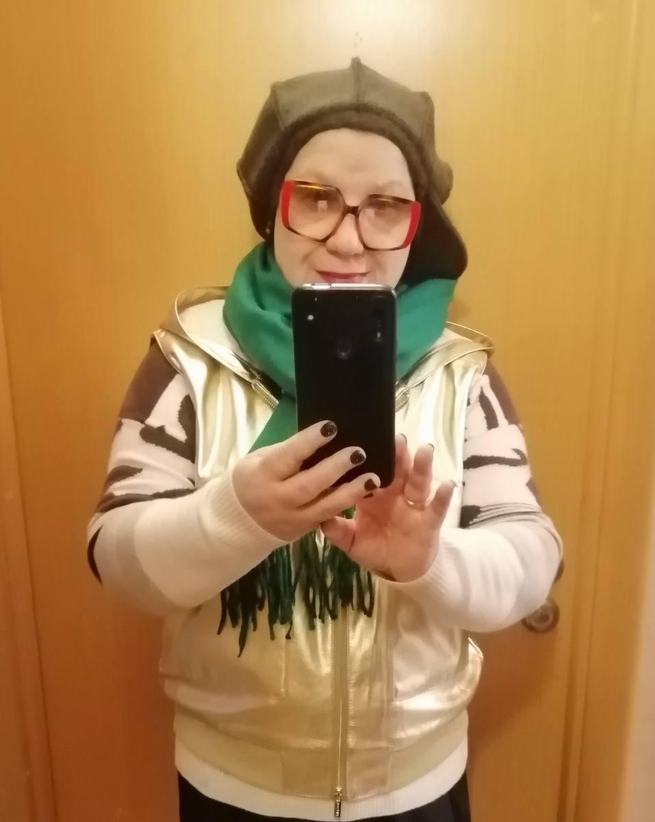 рядом лежали аккуратно свернутые,  два ярких  шарфа.