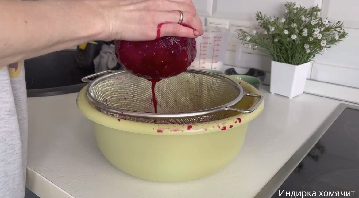 Отварить 3 свеклы и отжать через марлю сок