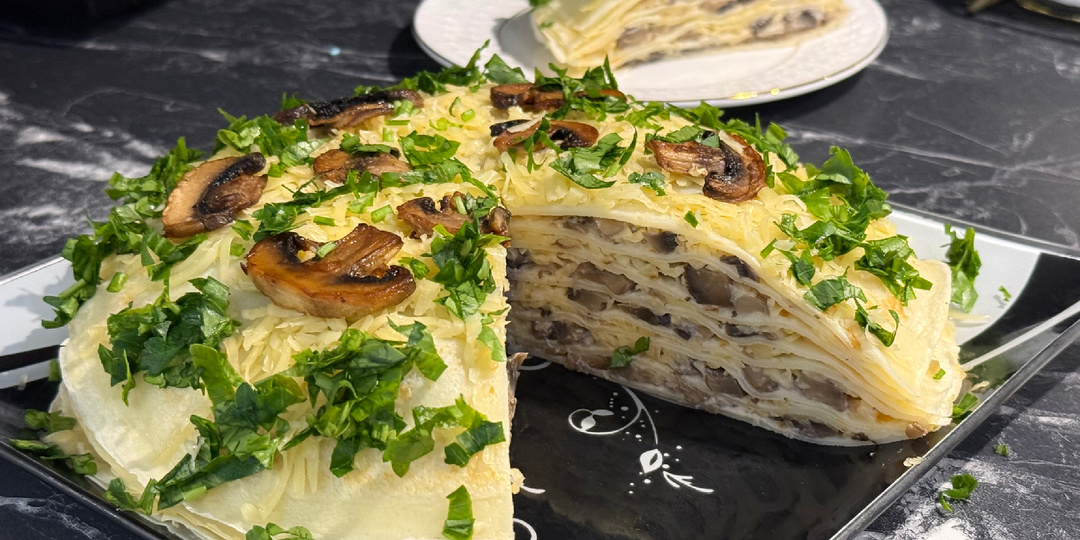 Нежный блинный торт с грибной начинкой и сыром.