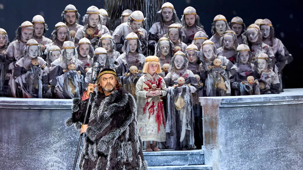 Даже окруженный толпой детей-призраков во главе с убиенным царевичем Димитрием, царь Борис в исполнении Ильдара Абдразакова кажется внутренне невозмутимым.📷Фото: Михаил Вильчук / Мариинский театр