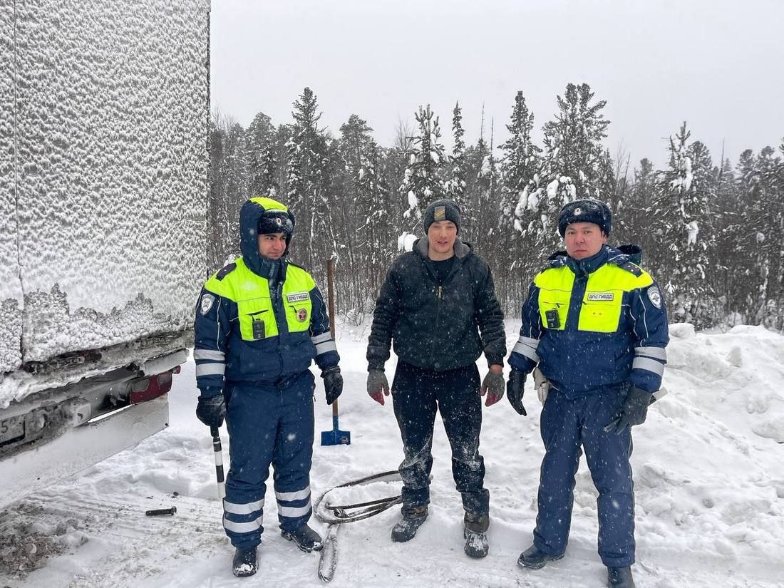    Инспекторы ДПС Югры организовали спасательную операцию по вызволению из кювета большегруза