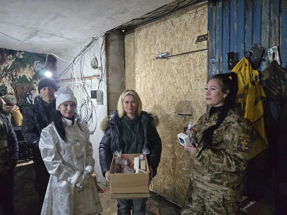    Людмила впервые надела костюм Снегурочки, чтобы поздравить раненых в госпитале. из архива героя публикации.