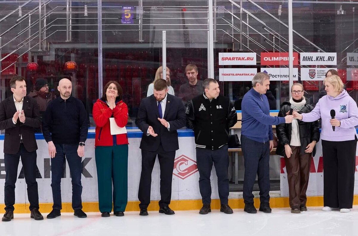 Москва, 09.02.2026  - На главной арене Ледового дворца «Сокольники» состоялось событие, которое в очередной раз доказало: спорт не знает границ. В рамках празднования Дня зимних видов спорта и 10-летия Федерации адаптивного хоккея России прошёл показательный матч  под девизом «НЕВОЗМОЖНОЕ-ВОЗМОЖНО!». На льду встретились команда «ЛЕДЯНЫЕ ЛЬВЫ», состоящая из спортсменов с ментальными особенностями, и звёздная сборная гостей «ЛЬВИНЫЕ СЕРДЦА».