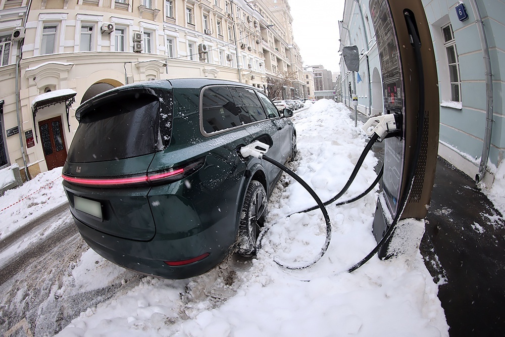    Аккумулятор на основе редкоземельного лития - "сердце" современного электромобиля. / Фото: Сергей Михеев / "РГ"