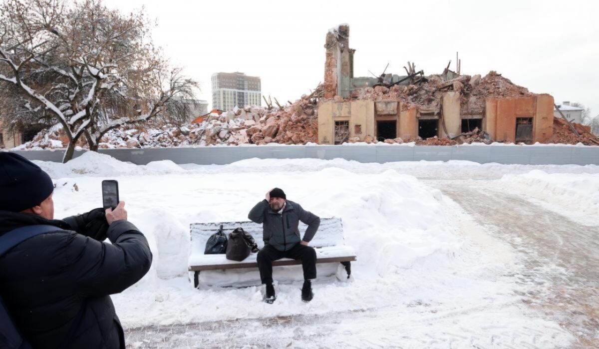     Жители фотографировались на фоне сноса ДК. Источник: pravda-nn.ru Автор фото: Александр Воложанин