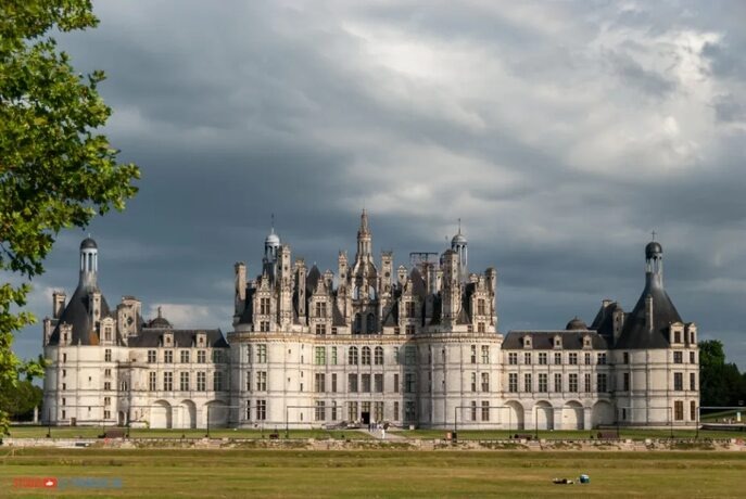 Замок Шамбор, построенный в XVI веке по приказу Франциска I, — выдающийся образец архитектуры эпохи Возрождения. Будучи сестрой короля, Маргарита Наваррская могла воспринимать это величественное сооружение как символ придворной жизни. Замок примечателен сложной конструкцией, множеством лестниц и живописным парком.