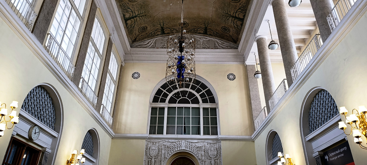 Зал билетных касс ж/д станции "Царское Село". Листайте дальше