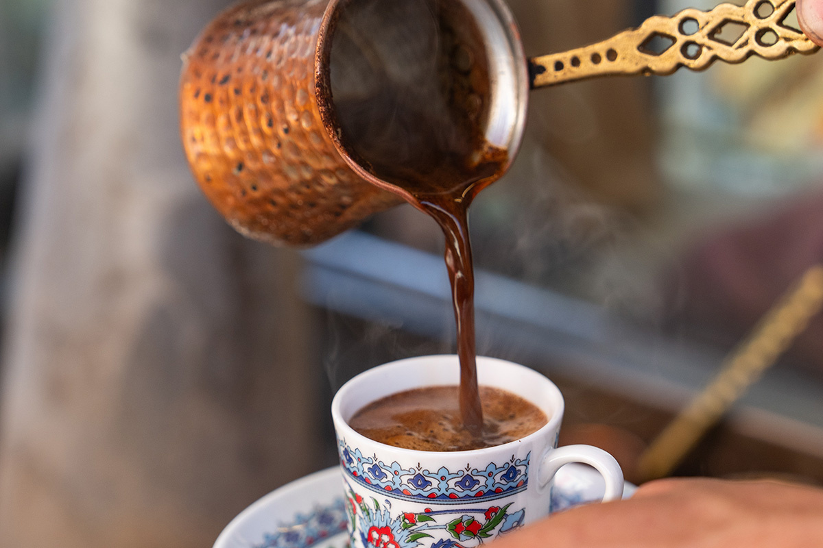 RauL C7 / Shutterstock / FOTODOM📷Наличие у турки широкого дна позволяет вашему кофе медленно нагреваться и, разбухая в воде, отдавать напитку свои вкус и аромат