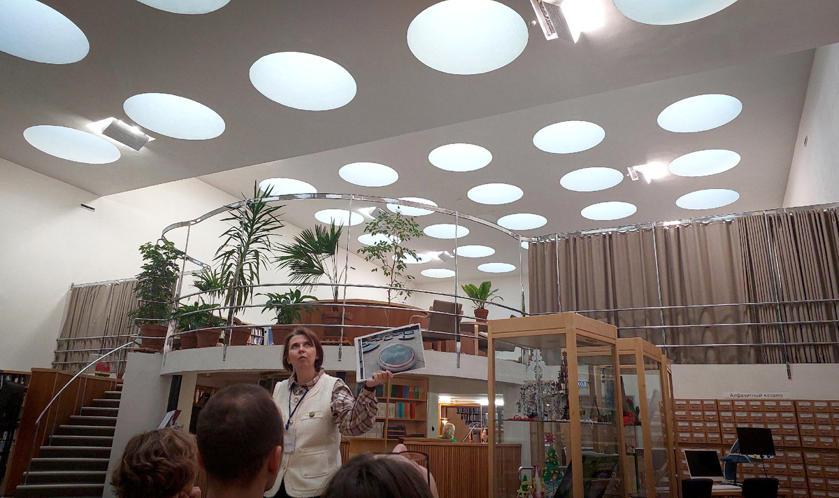 Читальные залы библиотеки освещаются преимущественно ровным естественным светом, максимально комфортным для посетителей. Оцениваем необычные световые фонари в потолке.