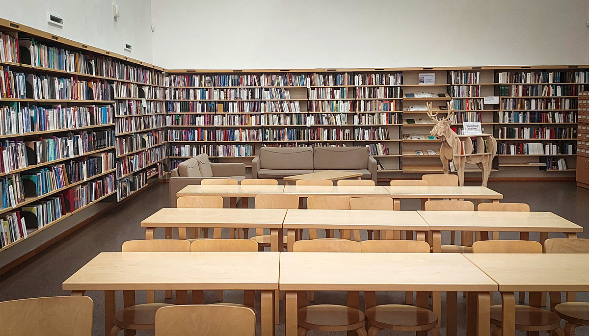 Высота книжных стеллажей соответствует росту взрослого человека (в детском читальном зале они пониже), а на стенах нет традиционных отопительных приборов, обычно занимающих много места, собирающих пыль и вообще вредных для книг, отопление тут решено иначе.