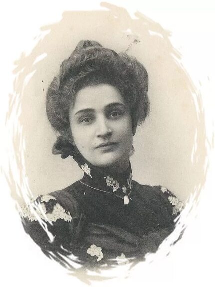 Сохранился портрет поэтессы, датированный 1901 годом. На нём Мирра Лохвицкая изображена в характерном для того времени стиле: с элегантной причёской, в платье с высоким воротником. Этот портрет передаёт её утончённость и одновременно внутреннюю силу. 