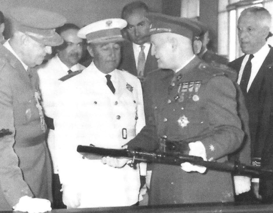 Хоакин де ла Кальсада-и-Байо представляет винтовку Маузер-Корунья диктатору Франко.