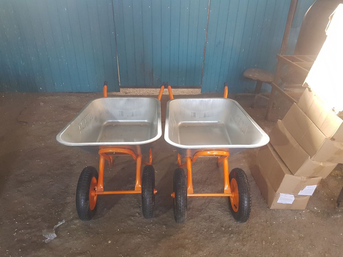 В приют купили несколько новых тележек. В таких тележках рабочие приюта развозят собакам еду. Дороги в приюте плохие, ездить по ним тяжело, особенно зимой, тележки очень тяжелые и они часто ломаются, пока можно, их чинят, а потом прходится менять