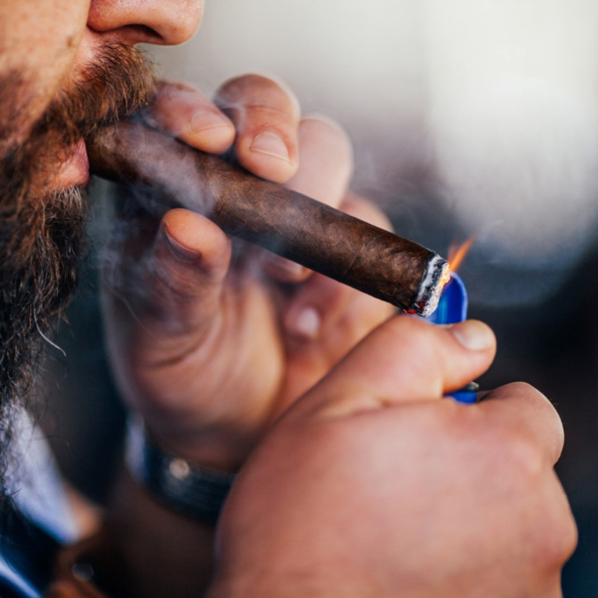 Курение сигары. Фото istockphoto.com