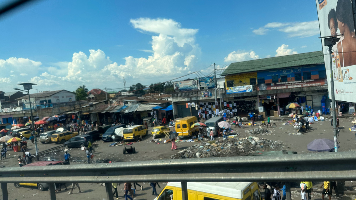 по дороге из аэропорта Н'джили