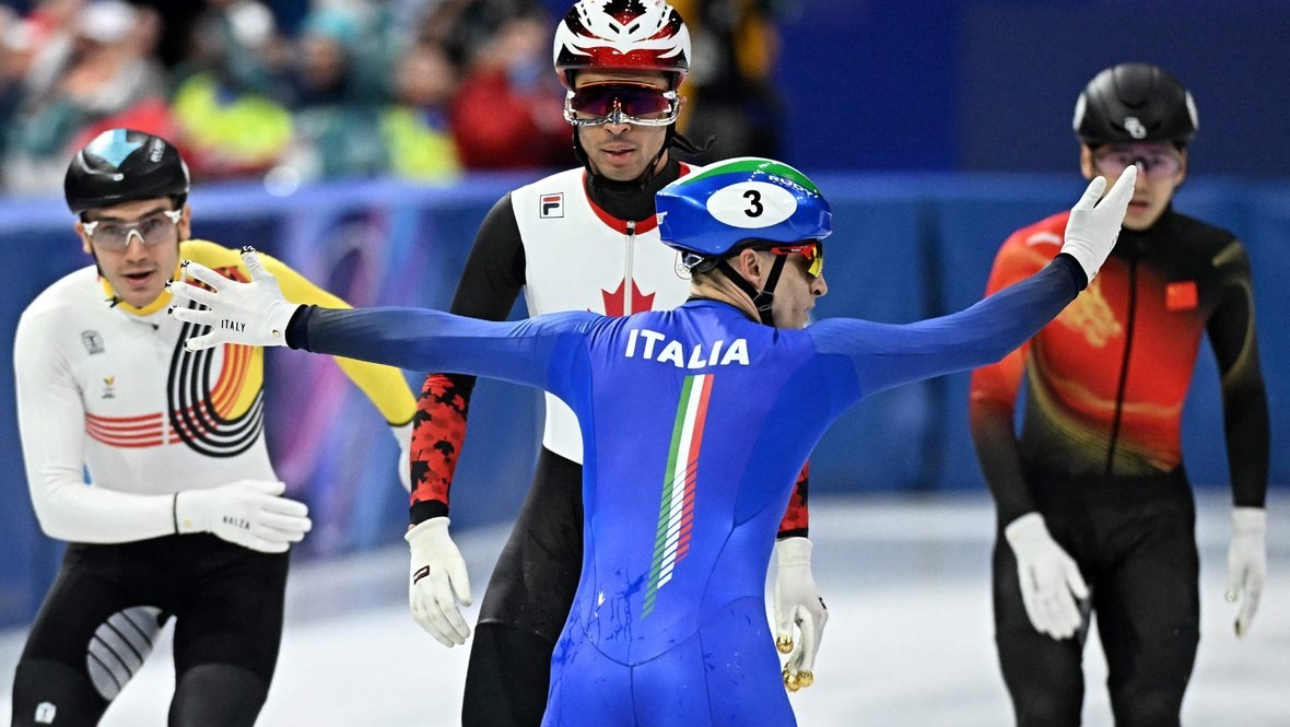    Шорт-трекист Пьетро Сигель финишировал спиной вперед в смешанной эстафете на Олимпиаде-2026 10 февраля. AFP