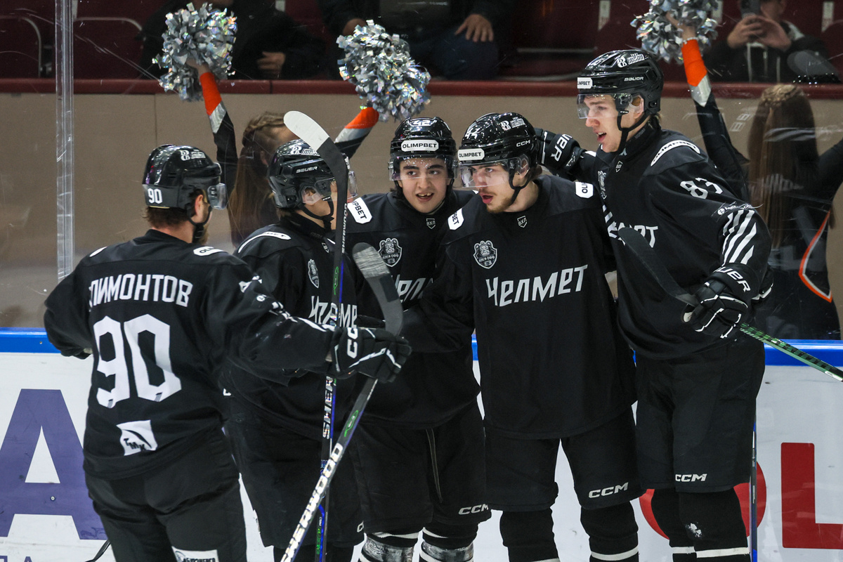 Пятёрка "Челмета" празднует взятие ворот в домашнем матче