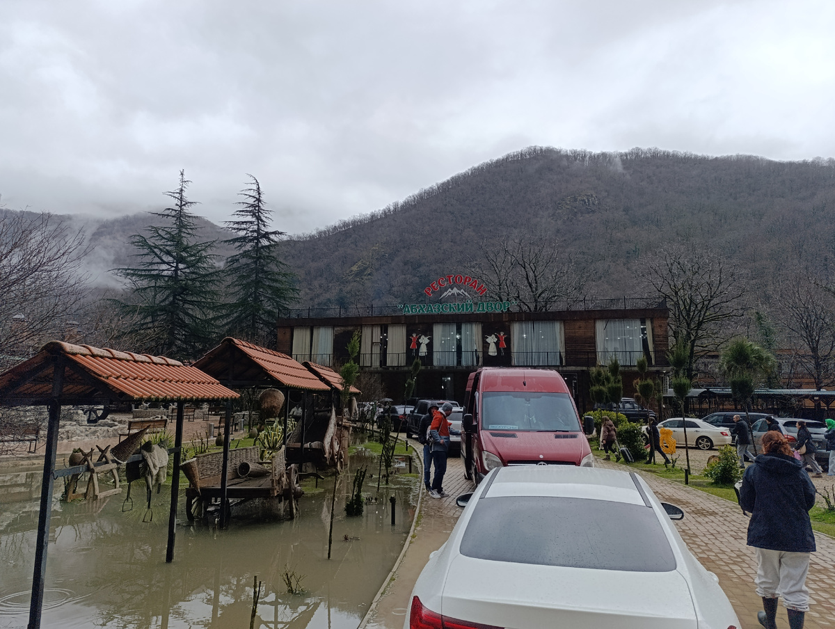 Вот так неприметно выглядит ресторан с фасада.