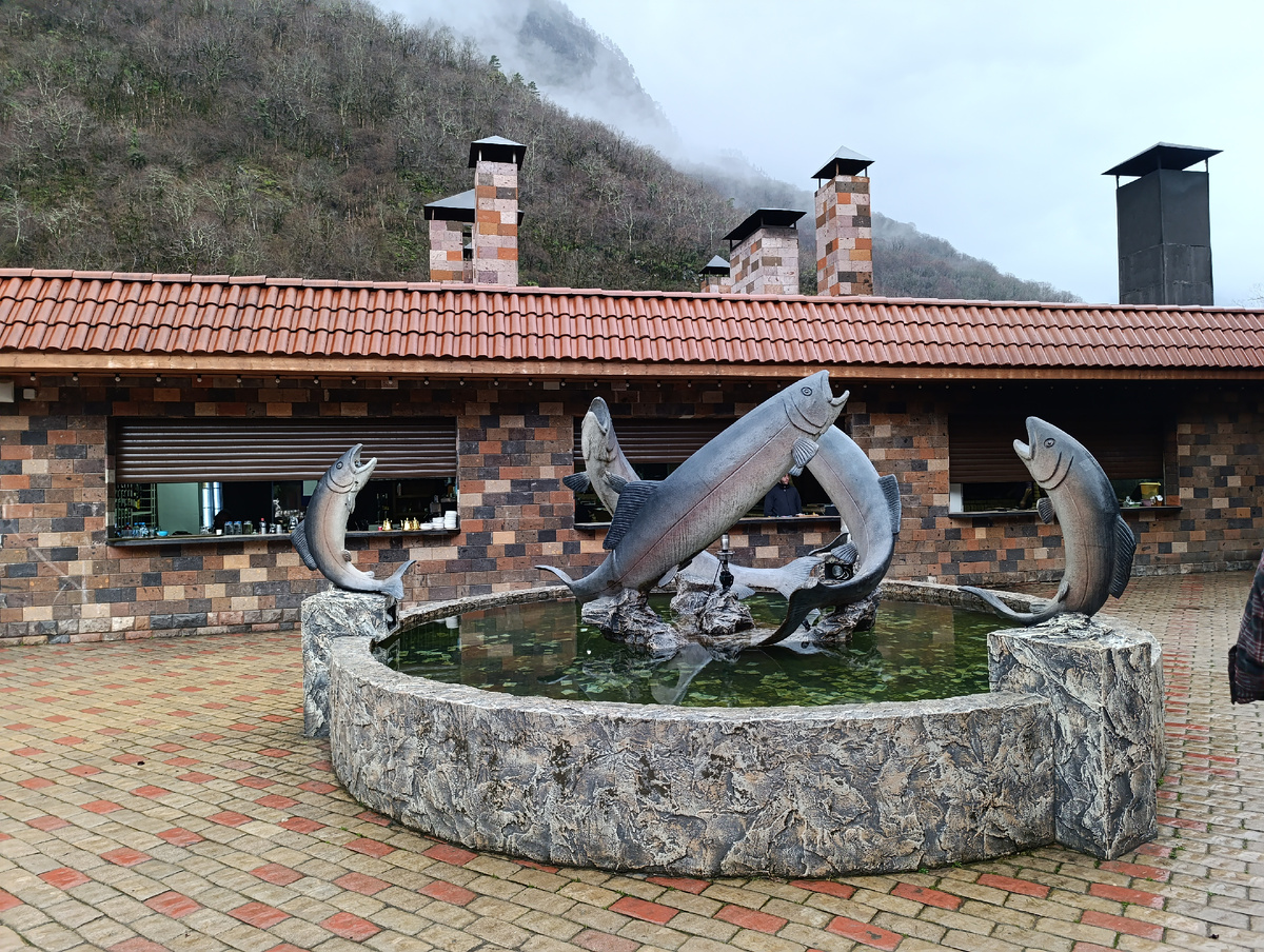 Вот такой фонтан. Если собрать из него все деньги - еще на один ресторан точно хватит.