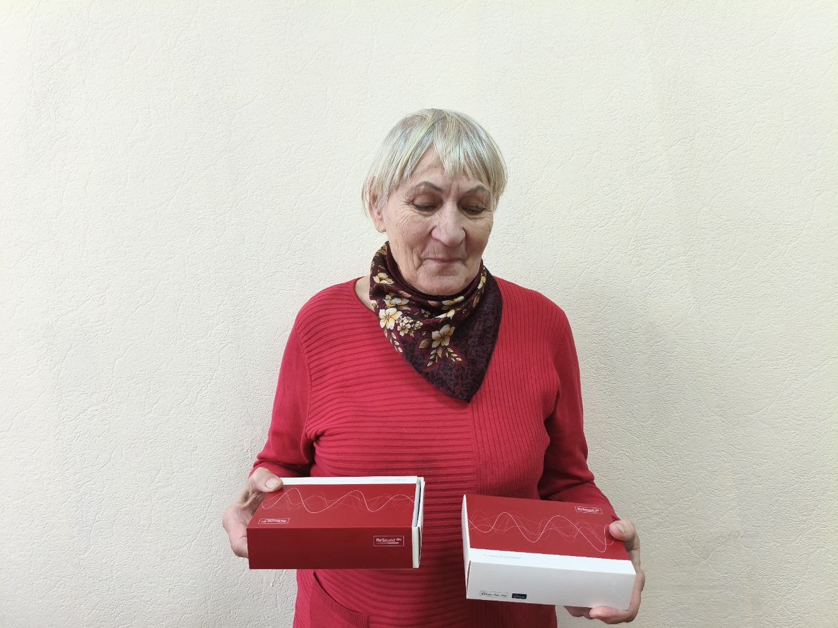 Галина Владимировна смотрит на новые аппараты