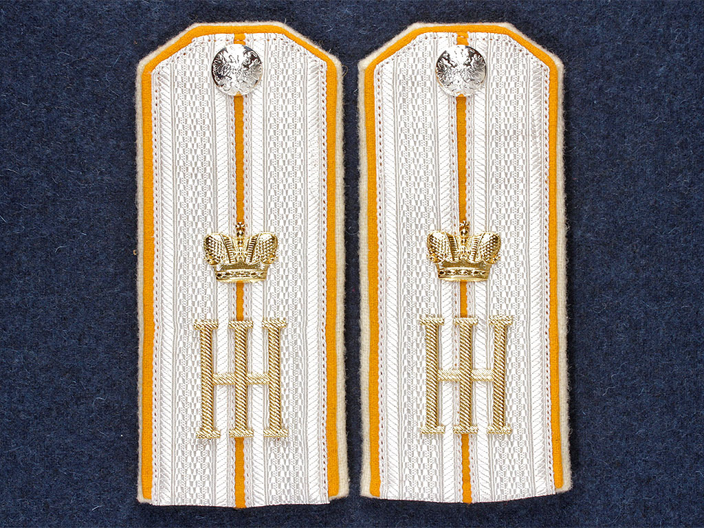 Погоны ротмистра или капитана 8-го драгунского Астраханского полка. Копия. Описание: Качественная копия погон капитана 8-го драгунского Астраханского полка. Серебряный галун, желтое поле, белый кант. Установлены вензеля Великого Князя Николая Николаевича под короной и серебряные пуговицы с государственным гербом. Прекрасно подойдут для музейной экспозиции, киносъемок, театральных постановок и военно-исторических мероприятий. Ссылка: https://antikvariat.ru/catalog/pogony-generalskie-i-ofitserskie/the-shoulder-straps-of-captain-of-the-8t/ 12 октября 2026 года исполняется 215 лет со дня сформирования Астраханского кирасирского полка. Ссылка: https://dzen.ru/a/aYDTflXfxAxLtk_f Для справки: 12.10.1811 — генерал-майором Бороздиным 2-м в м. Усвяты Велижского уезда Витебской губернии сформирован Астраханский кирасирский полк в составе 5-ти эскадронов.
10.05.1838 — Кирасирский Принца Вильгельма Прусского полк.
26.09.1851 — Астраханский кирасирский полк.
20.09.1852 — Кирасирский Е. И. В. Великого Князя Николая Николаевича полк.
25.03.1864 — 8-й драгунский Астраханский Его Императорского Высочества Великого Князя Николая Николаевича Старшего полк.
26.04.1891 — 22-й драгунский Астраханский генерал-фельдмаршала Великого Князя Николая Николаевича полк. 06.12.1907 — 8-й драгунский Астраханский генерал-фельдмаршала Великого Князя Николая Николаевича полк. 27.12.1917 — Астраханский кирасирский украинский полк. 1918 — упразднён.