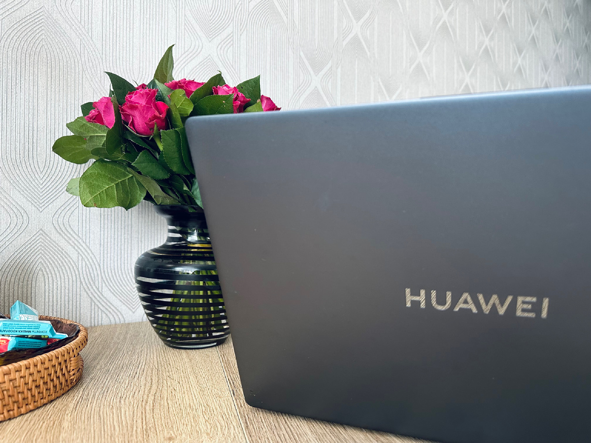 Те, кому повезло, уже шестой год работают дома. Или хотя бы в гибридном графике…