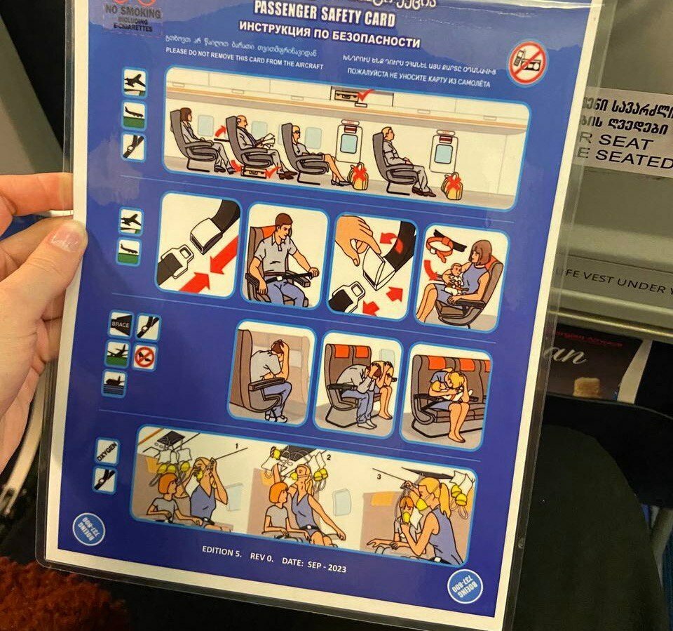 Все правила есть в инструкции по безопасности. Обычно она находится в кармане впередистоящего кресла. Фото: Алина Миронова