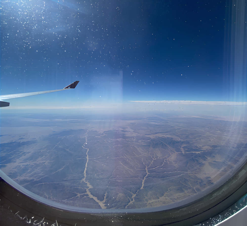 Не только пассажиры способны заметить угрозу за бортом. Если что-то пойдёт не так, в кабине пилотов появится индикация, указывающая на неисправность. Фото: Алина Миронова