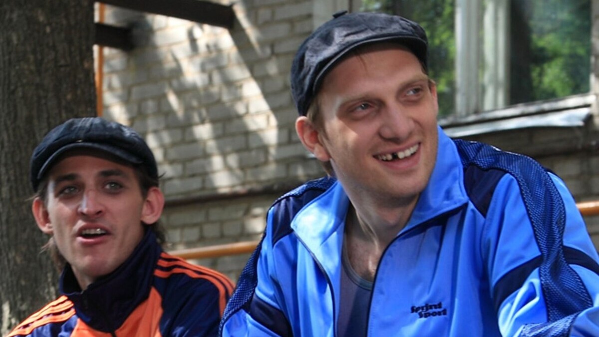    Актеры Михаил Башкатов и Андрей Бурковский в образах гопников