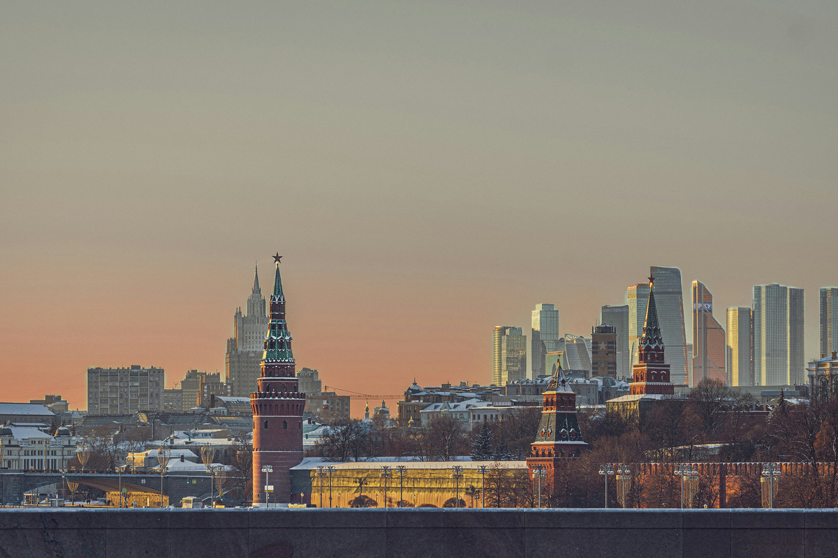 В феврале в Москве чаще всего слякоть, так что для прогулок понадобится непромокаемая тёплая обувь. Фото: Anastasia Kochemasova / Unsplash