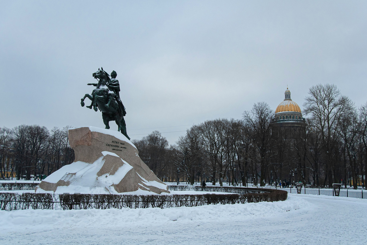 Если другого варианта нет, прокладывайте маршрут по театрам, музеям и рюмочным, но лучше всё же отложите поездку до сезона белых ночей. Фото: Nikita Nikitenko / Unsplash