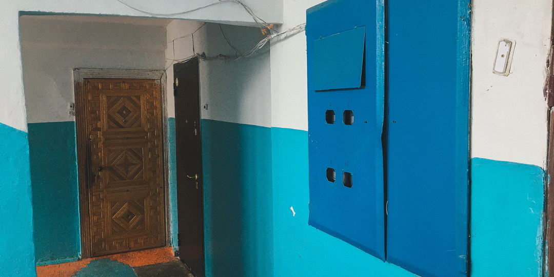 Подавил волю к сопротивлению: ворвавшийся в квартиру гангстер повалил женщину на кухонный стол и сделал черное дело