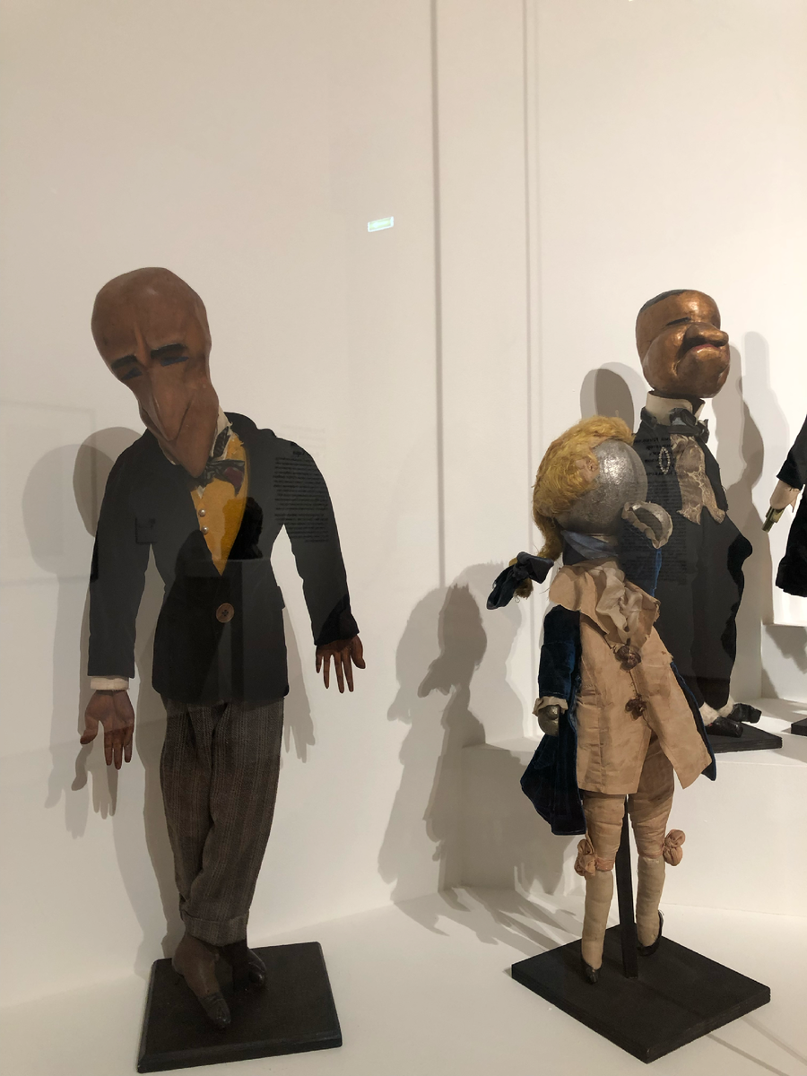 Слева: Капиталист, в центре: Французский кавалер Па-де-Труа, сзади: Министр-казнокрад