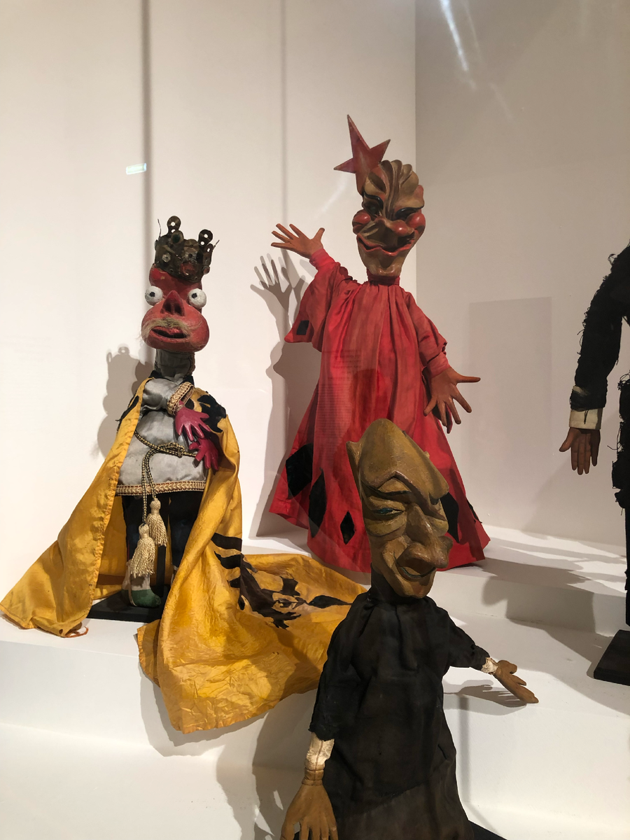 Слева: Царь, в центре : Петрушка