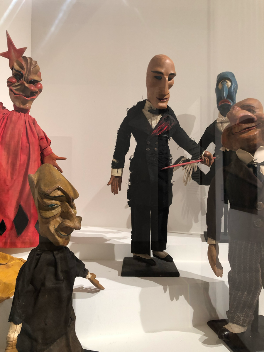 В центре: Английский дипломат, справа сзади: Одноглазый (голова Царицы)