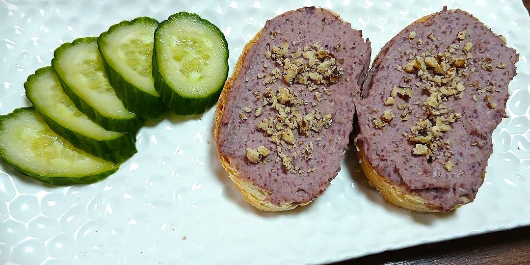 Паштет из консервированной красной фасоли.