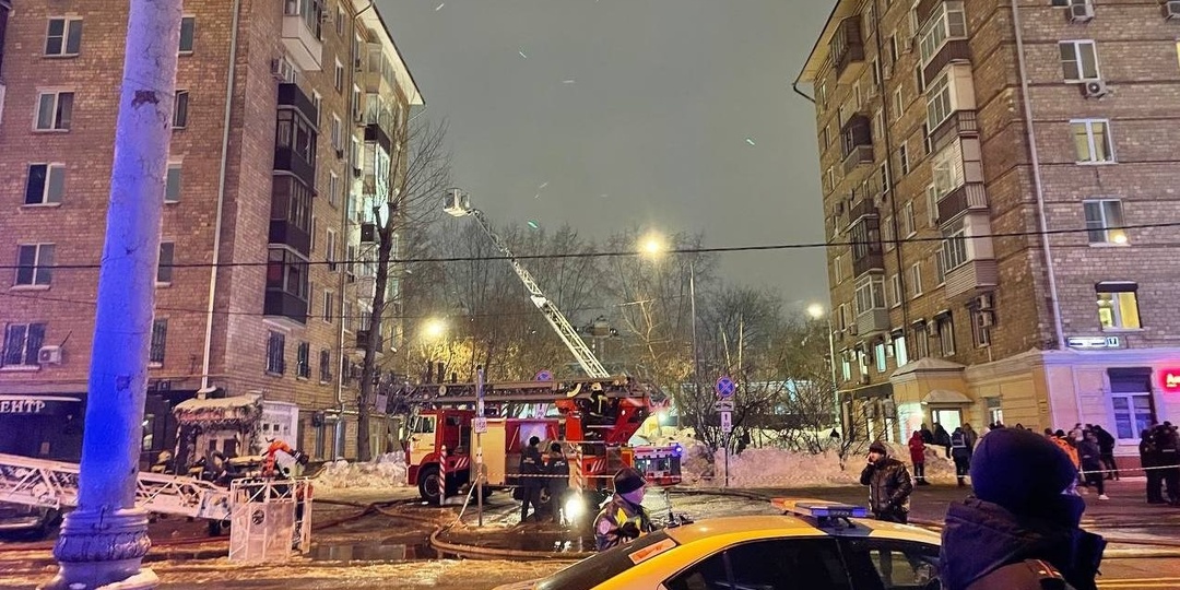 В ГУ МЧС опровергли информацию о падении человека из окна горящего дома в центре Москвы