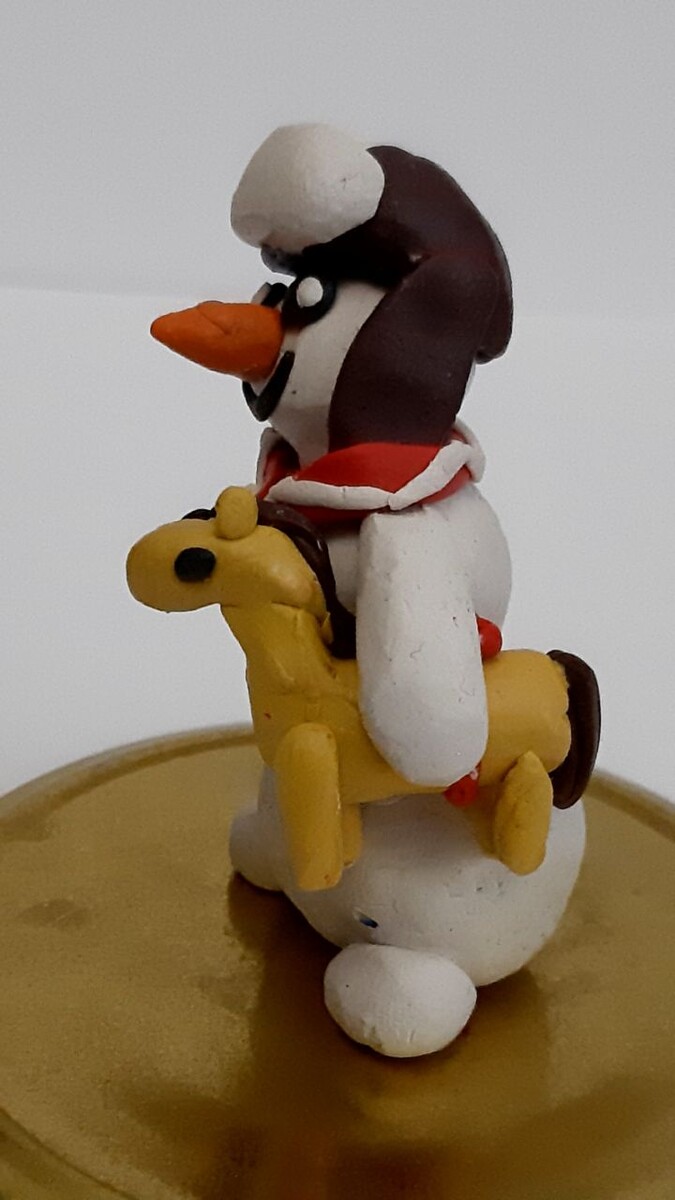 Снеговичок, вид слева.