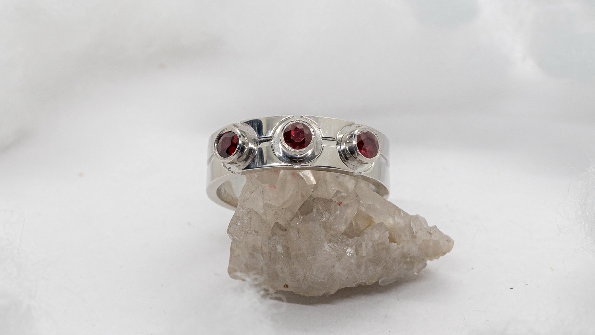 Мужское серебряное кольцо с рубинами «Триада»