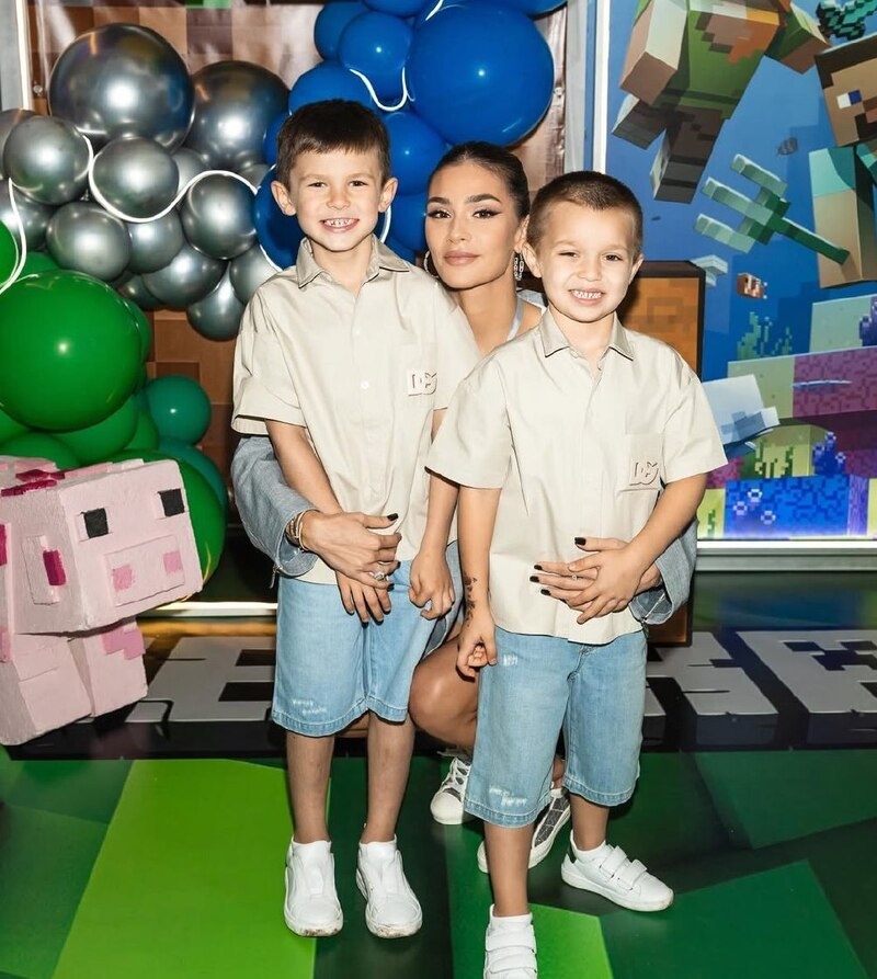     Анастасия Шубская с сыновьями Сергеем и Ильей