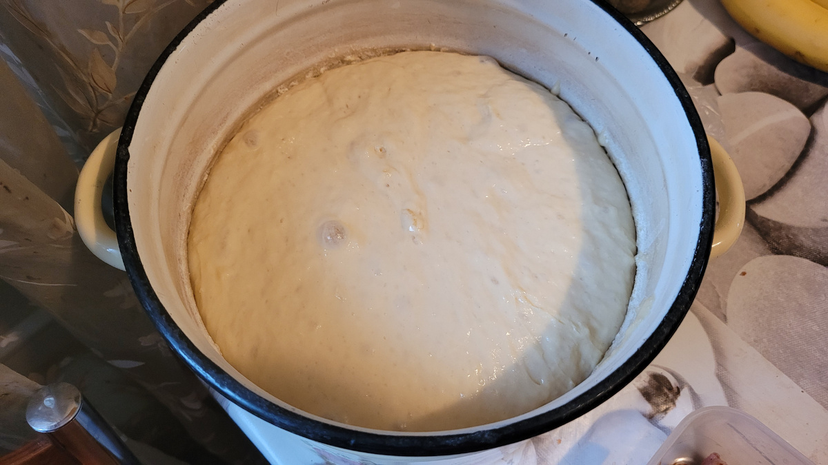 Тесто начало подниматься.