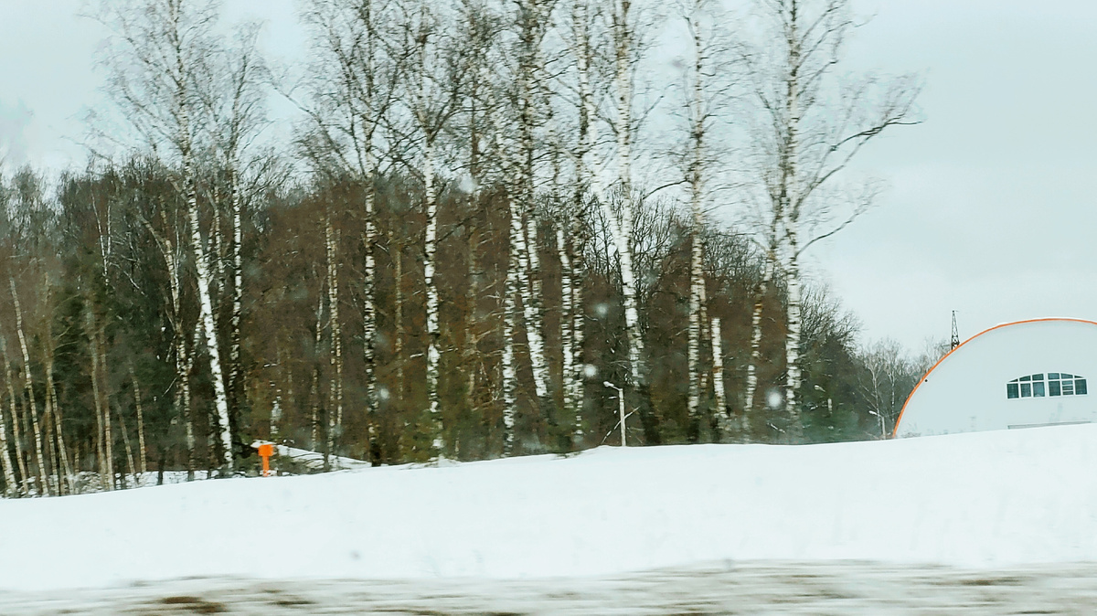 За окном автомобиля.