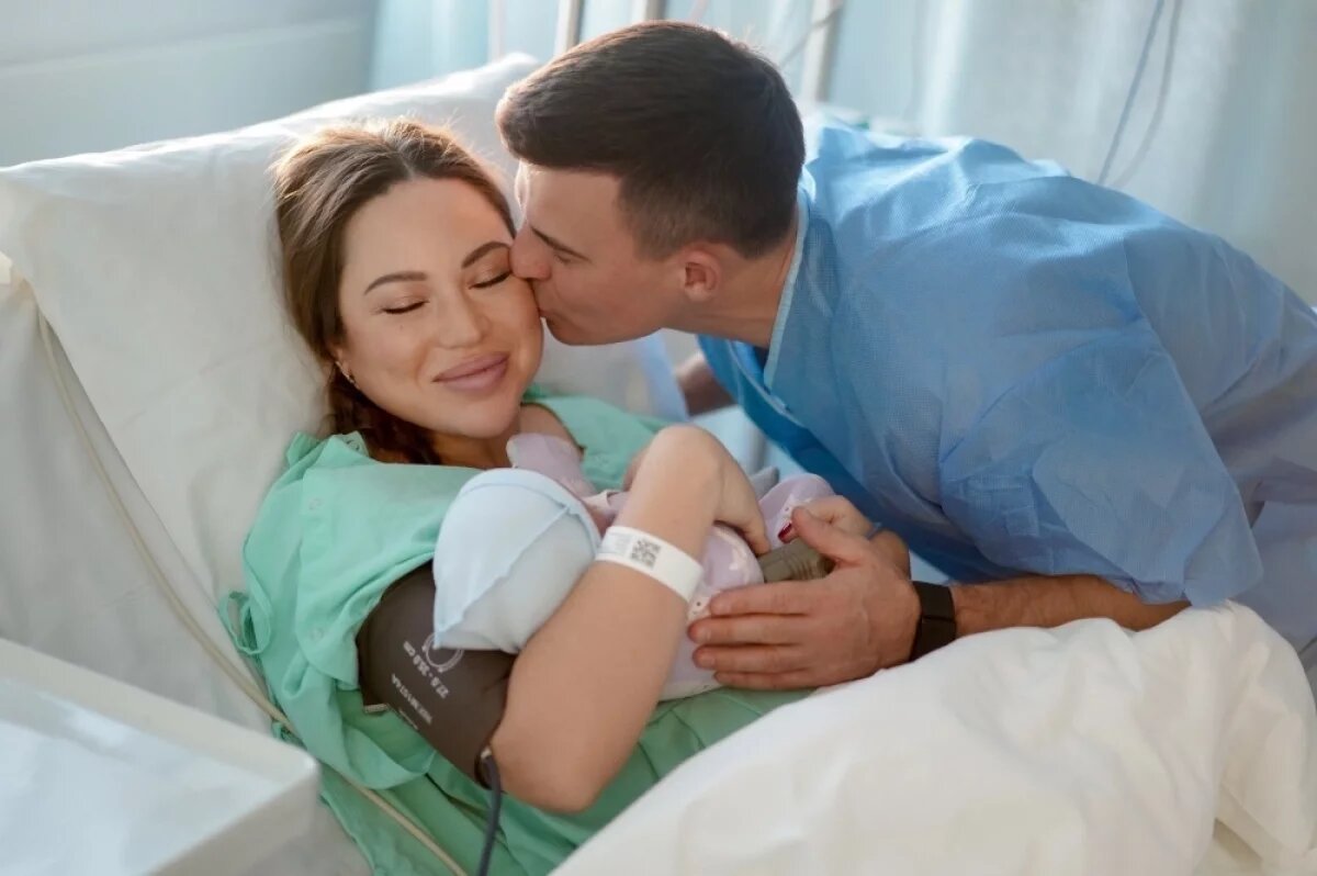    Кирилл Туриченко с супругой Дарьей и новорожденным сыном.